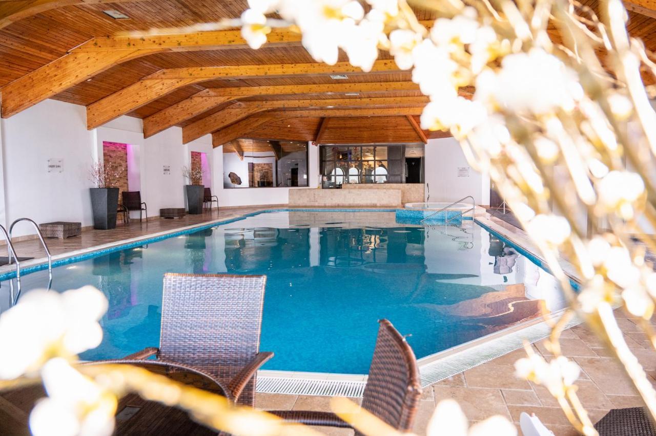 Bryn Meadows Golf, Hotel & Spa Блекууд Екстериор снимка